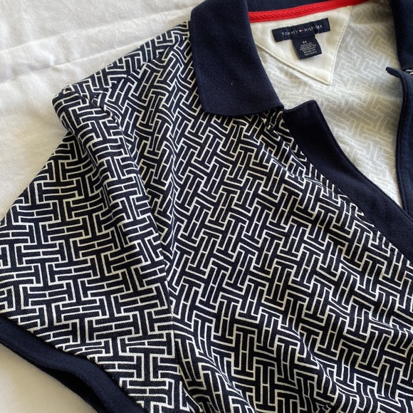 Tommy Hilfiger tie wrap dress. Logo pattern, with belt tie waist. Size Medium. - Picture 3 of 8